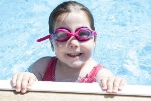 Imagen de niña en piscina