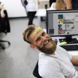 Hombre feliz en oficina